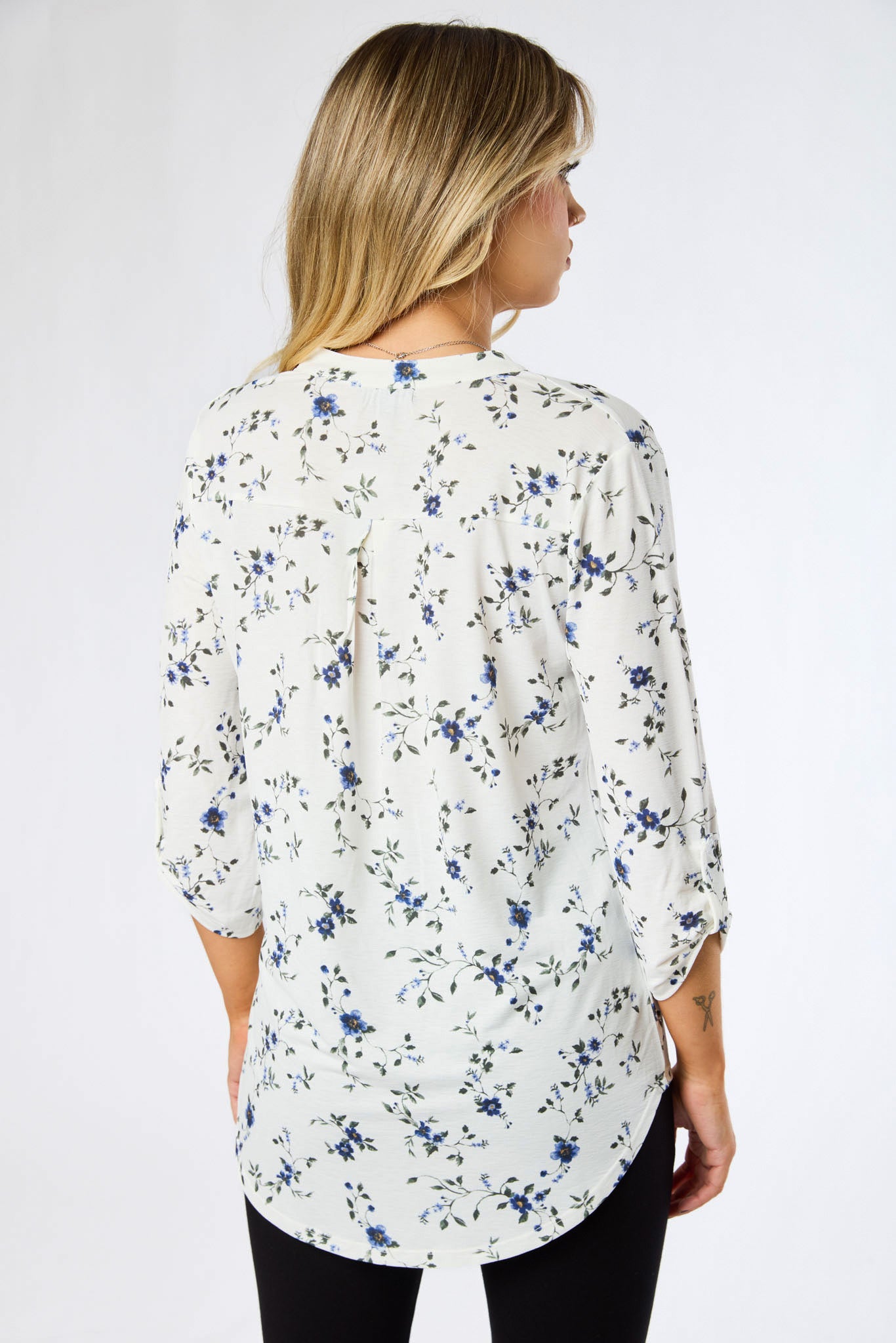 Small Floral V-Neck 1/2 Plaquet Roll-Tab Shirt
